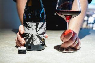 Détachage vin rouge : techniques et conseils pratiques